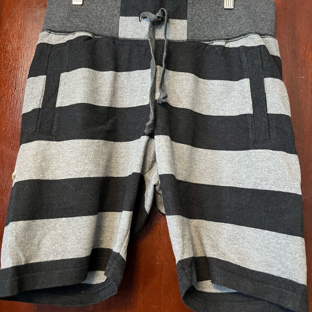 Men’s Onassis 100% Cotton Black/Gray Stripe Jersey Shorts front/back pocket